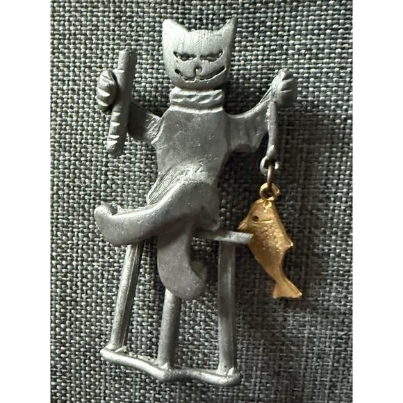 Cat Fish Fishing Brooch Silvertone Scarf Lapel Pin Whimsy Cottagecore - Picture 3 of 4